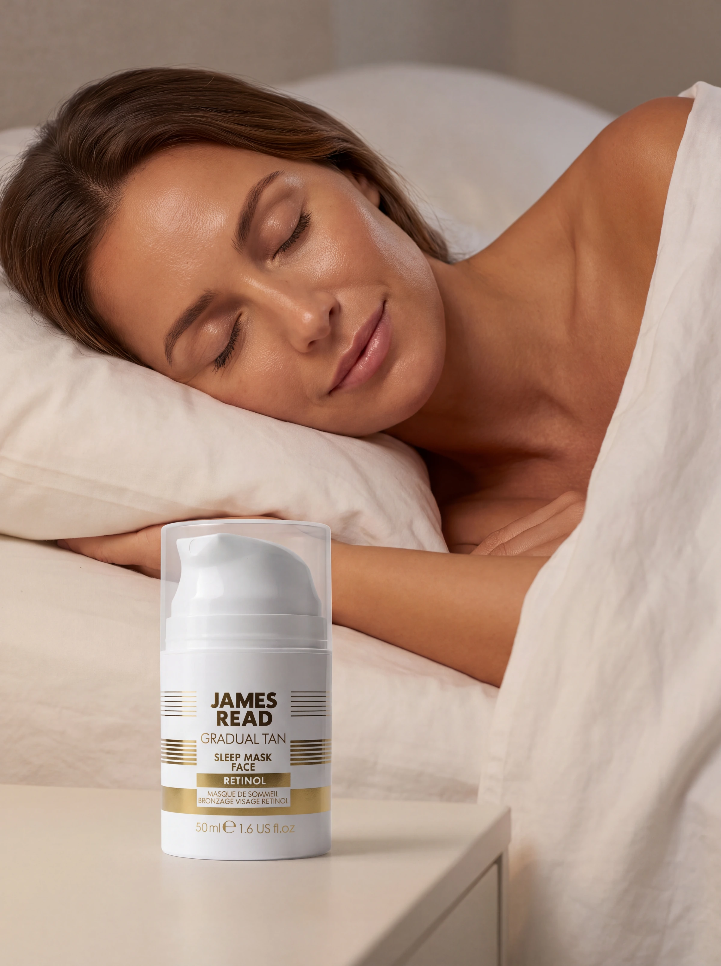 Девушка отдыхает на светлой постели, рядом стоит James Read Sleep Mask Face Retinol